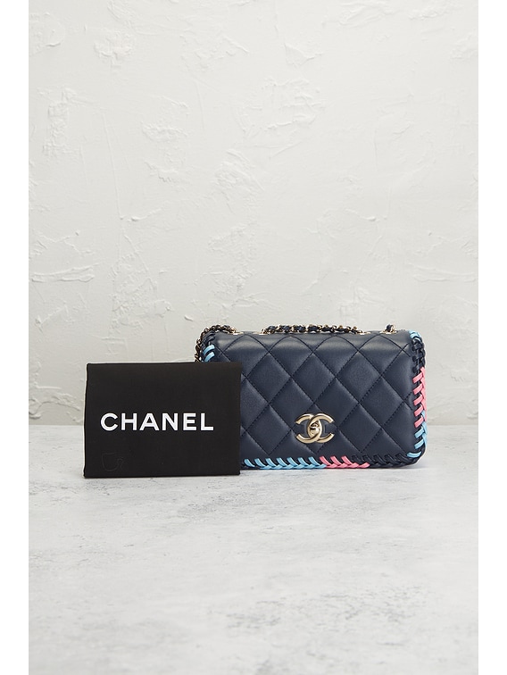 【季節問わず活躍！】CHANEL ショルダーバッグ FWRD Renew CHANEL ショルダーバッグ - Navy | FWRD
