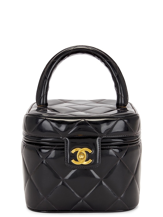 FWRD Renew Chanel Matelasse Enamel Heart Mirror Vanity Bag FWRD Renew Chanel Matelasse Enamel Heart Mirror Vanity Bag