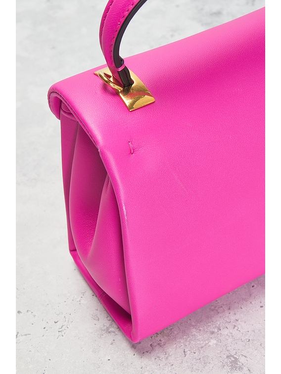 ハンドバッグ VALENTINO ONE STUD MINI HANDBAG One Stud Micro leather crossbody bag in gold - Valentino