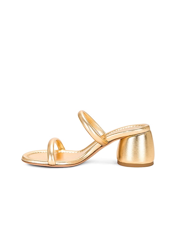 サンダル・ミュール GIANVITO ROSSI Women Sandals 91162 G1512055RICGSV 89336 Beig Gianvito Rossi | Metallic gold leather flat sandals | Savannahs