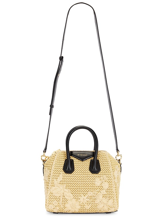 GIVENCHY アンティコナキュフミニトトハック BB50ZBB27C 202 Antigona Toy bag in Box leather in - black | Givenchy US
