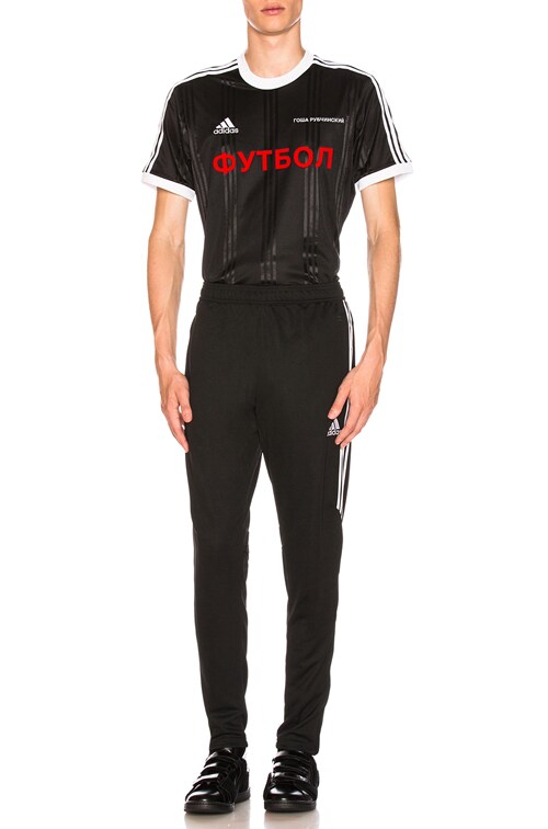 ウェア Gosha Rubchinskiy x Adidas SLEEVE TEE Gosha Rubchinskiy x adidas Jersey Tee in Black | FWRD