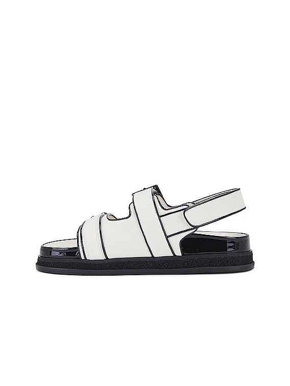 JIMMY CHOO ジミーチュウ Elyn Flat ベルクロ サンダル Jimmy Choo Elyn Flat Sandal in Latte & Black | FWRD
