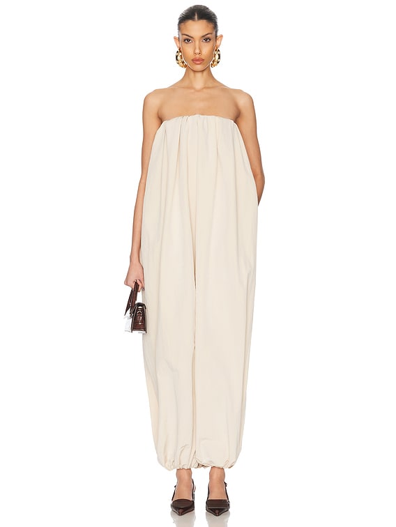 オールインワン・サロペット JACQUEMUS SS25 LA COMBINAISON CALISSON (251PA1331714 110) JACQUEMUS La Combinaison Calisson Jumpsuit in Off White | FWRD