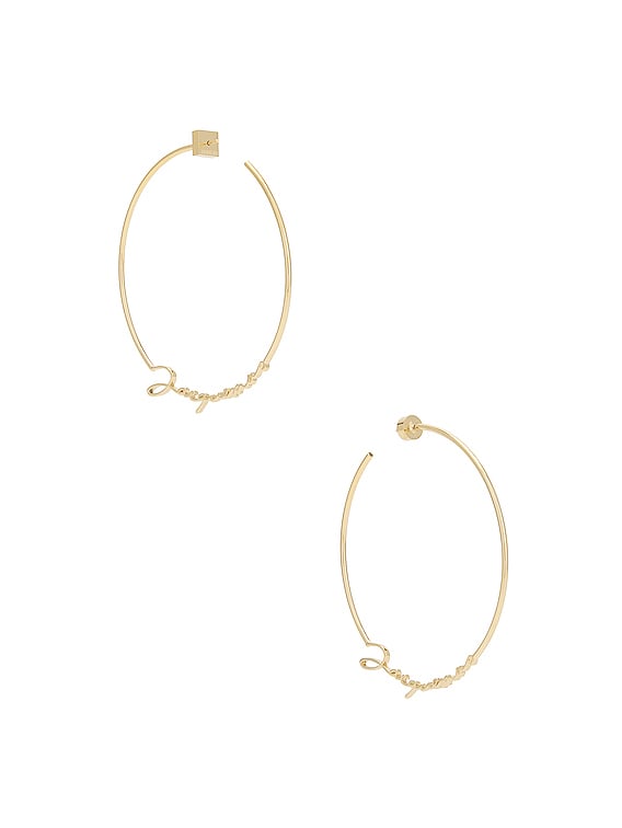 VIP【送料関税込】JACQUEMUS LES CREOLES TOURNI EARRINGS JACQUEMUS Les Creoles Jacquemus Earrings in Gold | FWRD