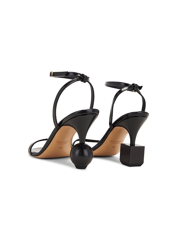 【送料&関税込】Jacquemus Les Sandales Bisou Sandals Jacquemus Les Sandales Bisou Mismatched Ankle Strap Sandal