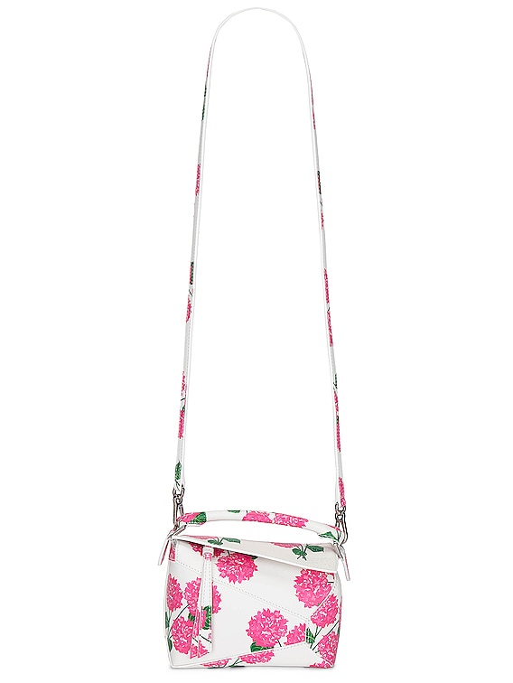 お買い得！！★ ロエベ PUZZLE EDGE FLOWER バッグ★ Loewe Puzzle Edge Flower Mini Bag in White & Pink | FWRD