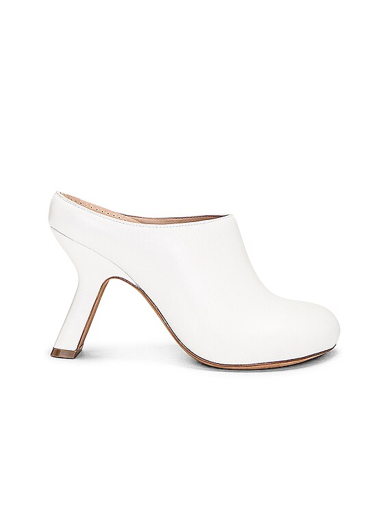サンダル・ミュール LOEWE TERRA HEEL CLOG 100 Loewe Terra 100 Heel Clog in White | FWRD