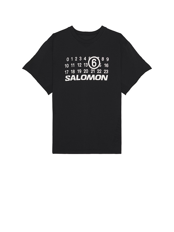 【MM6 Maison Margiela】ブラック Salomonエディション Tシャツ MM6 Maison Margiela x Salomon T-Shirt in Deep Black | FWRD