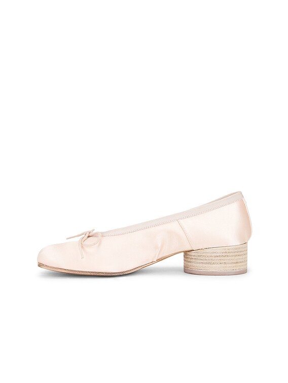 Maison Margiela 20SSポイッテッドトウ　バレリーナパンプス Maison Margiela Tabi Ballerina Pump in Almond Peach | FWRD