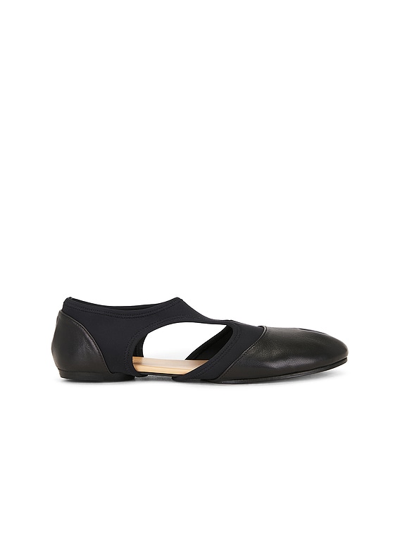 Maison Margiela Tabi Jazz Slipper in Black | FWRD
