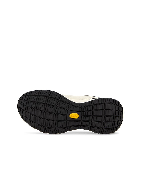 【MONCLER】 LITE RUNNER LOW TOP スニーカー Moncler Lite Runner Low Top Sneakers in White & Black | FWRD