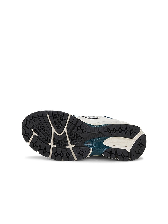 2002r Sneakers
