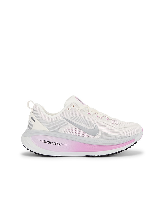 Nike Vomero 18 Sneaker in Sail, Metallic Silver, Doll, & Beyond