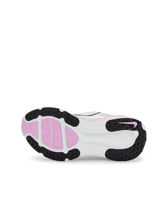 Nike Vomero 18 Sneaker in Sail, Metallic Silver, Doll, & Beyond