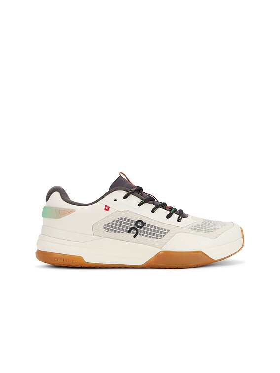 On x Z5 The Roger Advantage Sneaker in Cream & Almond | FWRD