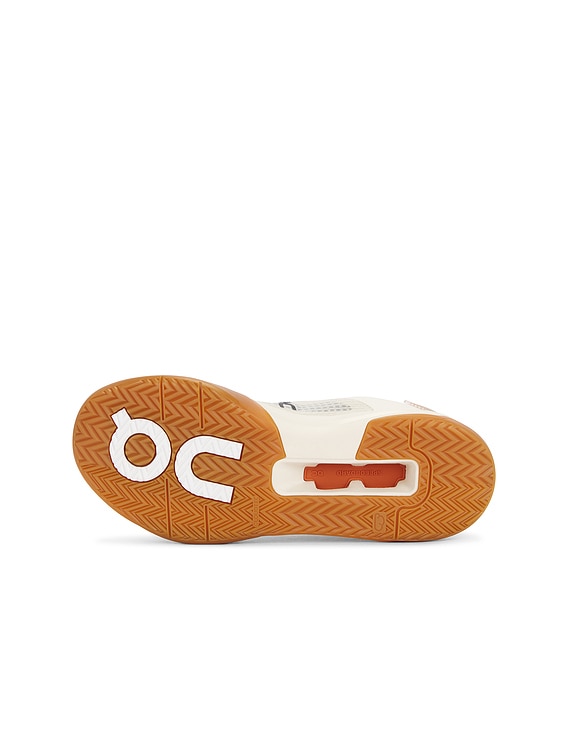 On x Z5 The Roger Advantage Sneaker in Cream & Almond | FWRD