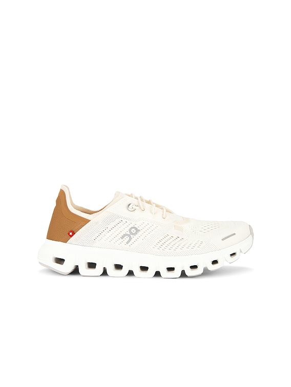 On Cloud 6スニーカー On Cloud 6 Coast Sneaker in Gardenia & Sphinx | FWRD