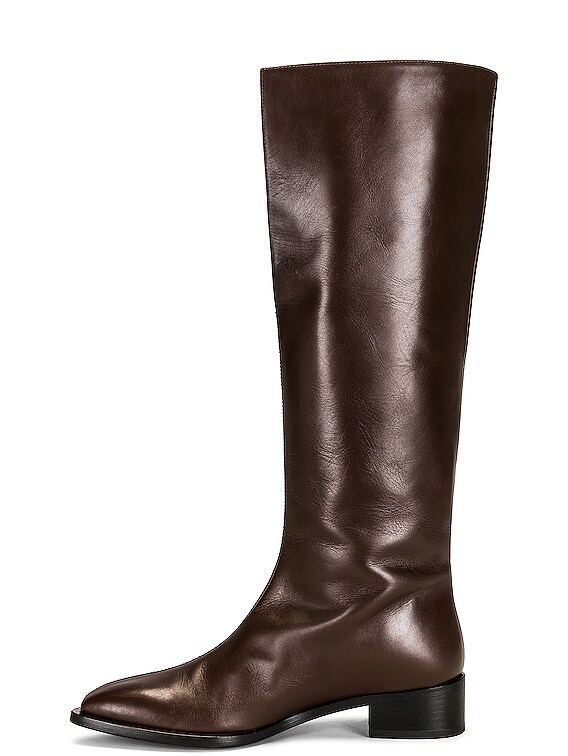 V clearance neck boots