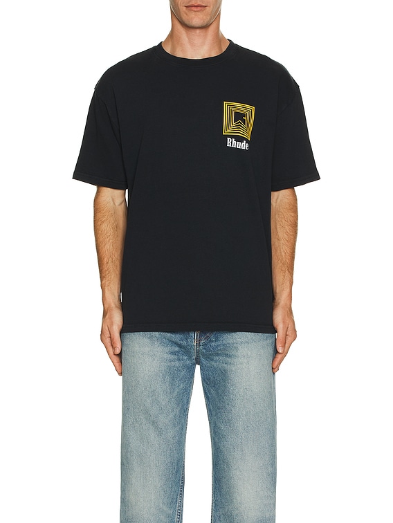 【関税込み】Rhude ブラック Chevron Logo Repeat フーディ Rhude Chevron Logo Repeat Tee in Vintage Black | FWRD