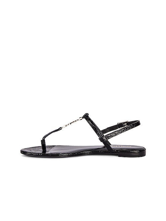 サンダル・ミュール SAINT LAURENT CASSANDRA FLAT SANDALS Saint Laurent Cassandra Leather Flat Sandals in Nero | FWRD