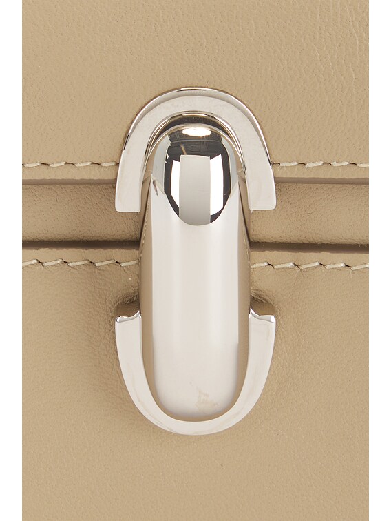 【美品】SLIM SYMMETRY POCHETTE ベージュ Savette The Slim Symmetry Pochette Bag in Clay | FWRD