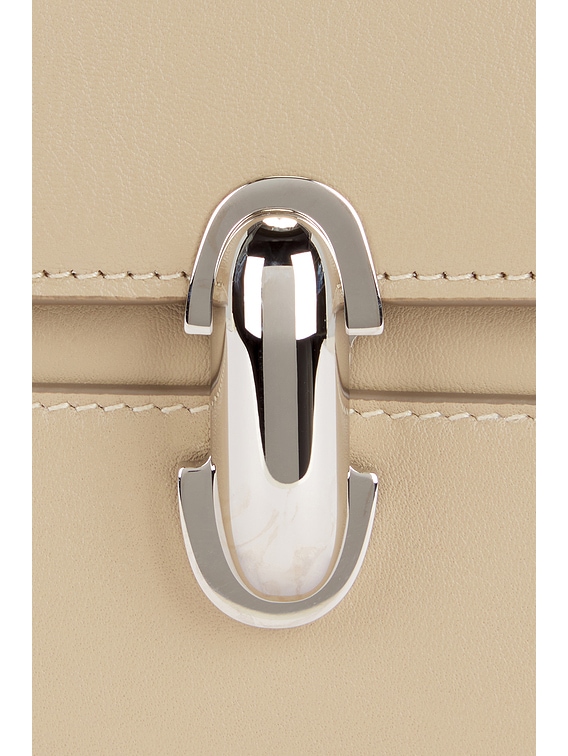 【関税込み】Savette タン Symmetry 19 バッグ Savette The Symmetry 19 Bag - Bergdorf Goodman