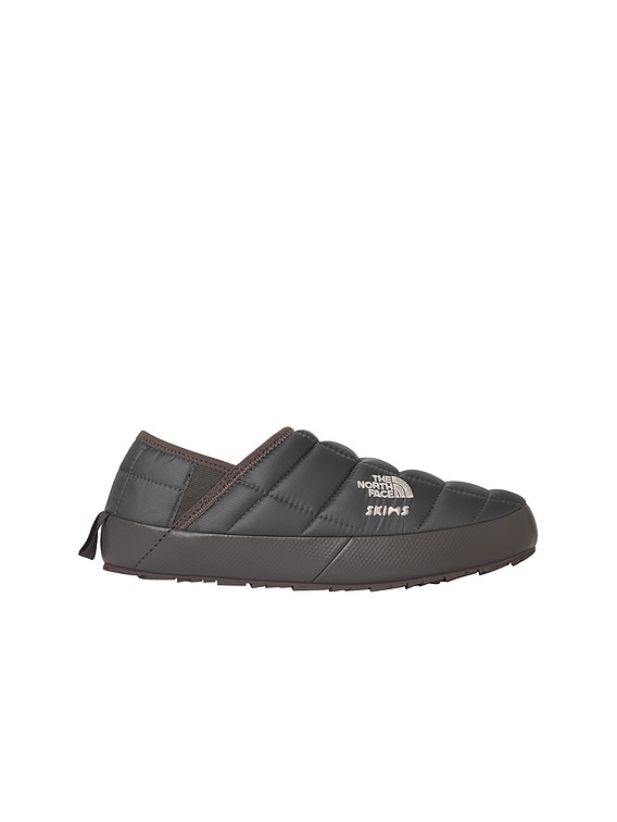 The North Face x SKIMS Thermoball Traction V Mule in SK  display picture 3