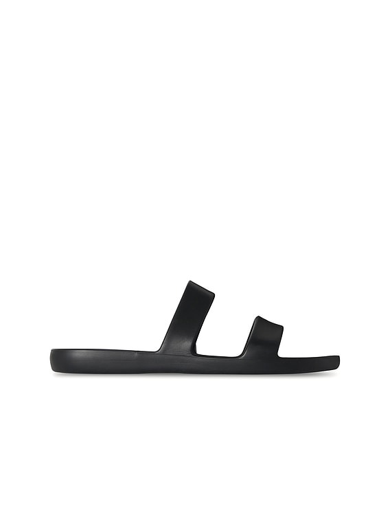 サンダル・ミュール The Row Foam Flat Sandals In Rubber The Row Foam Sandal in Black | FWRD