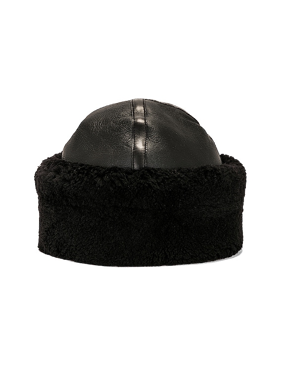 Leather And Shearling Hat in Black - Toteme