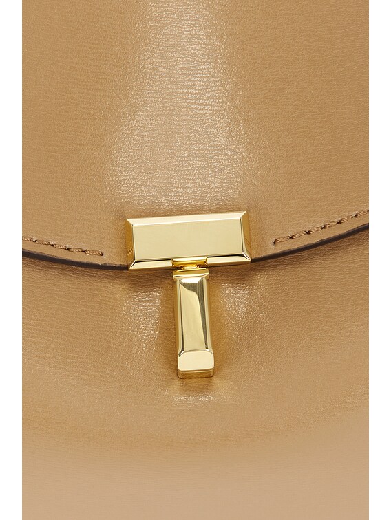 TOTEME  Tロック　レザークラッチバッグ　ベージュゴールド Toteme T-Lock Leather Clutch - Camel | Editorialist