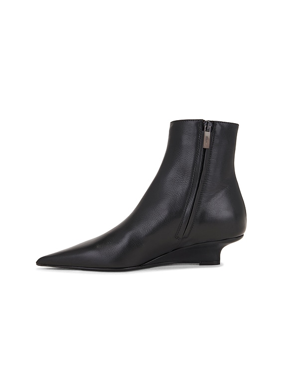 ショートブーツ・ブーティ toteme Sharp Ankle Boots - TOTEME - Leather - Black Toteme Sharp Leather Ankle Boot in Black | FWRD