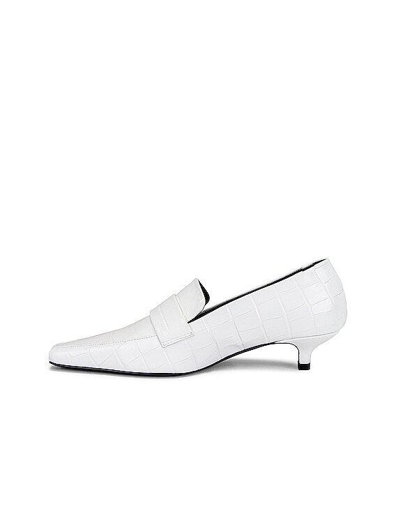 36Trois Heel Loafers ホワイト ポインテッドトゥ Toteme The Kitten Loafer Heel in White Croco | FWRD