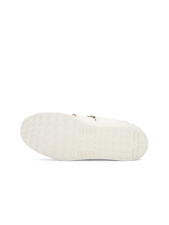 Valentino Garavani Valentino Rockstud Sneaker in Bianco | FWRD