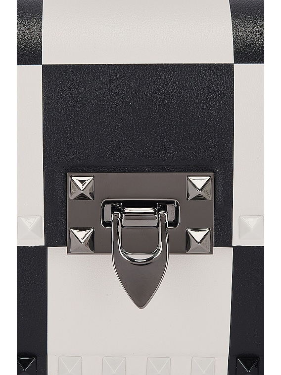 Valentino Garavani ROCKSTUD バッグ - Nero & Milk | FWRD
