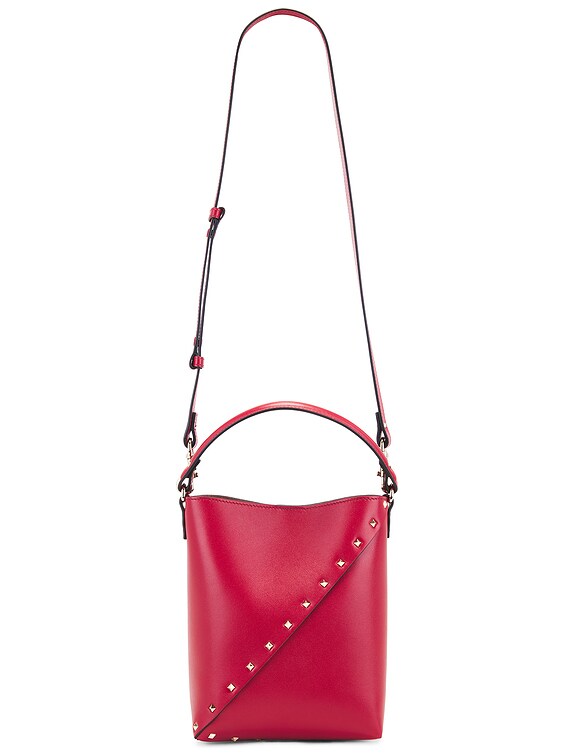 VALENTINO｜ (5W2J0X02 YCW MH5 / 5W2J0X02 YCW MH5) Valentino Garavani Rockstud Wispy Bucket Bag in Rosso | FWRD