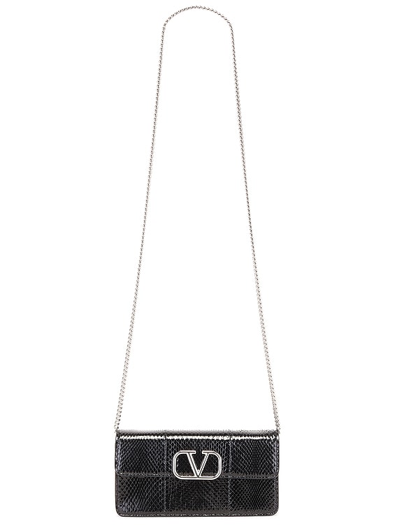 VALENTINO| (5W0P0Z81 VSH 0NO / 5W2P0Z81 VSH 0NO) Valentino Garavani V Logo Strap Wallet in Nero | FWRD
