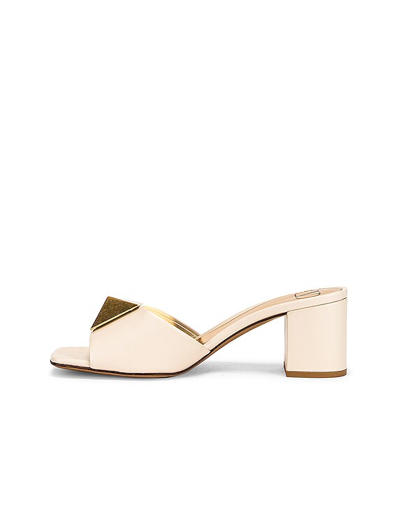 関送込【VALENTINO】One Stud レザー ミュール Valentino Garavani One Stud Mules in Light Ivory | FWRD