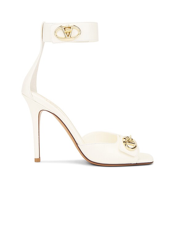 ☆【VALENTINO】☆V LOGO フラット サンダル☆IVORY☆ Valentino Garavani V Logo Locker Sandal Heel in Ivory | FWRD