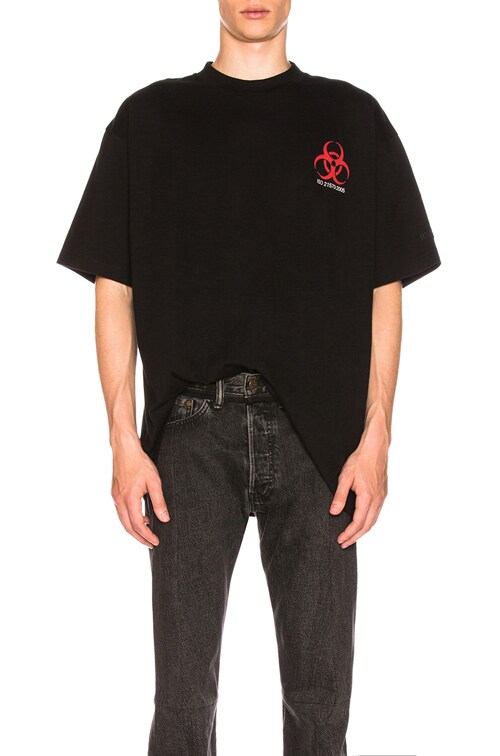 VETEMENTS Volunteer Tee in Black | FWRD