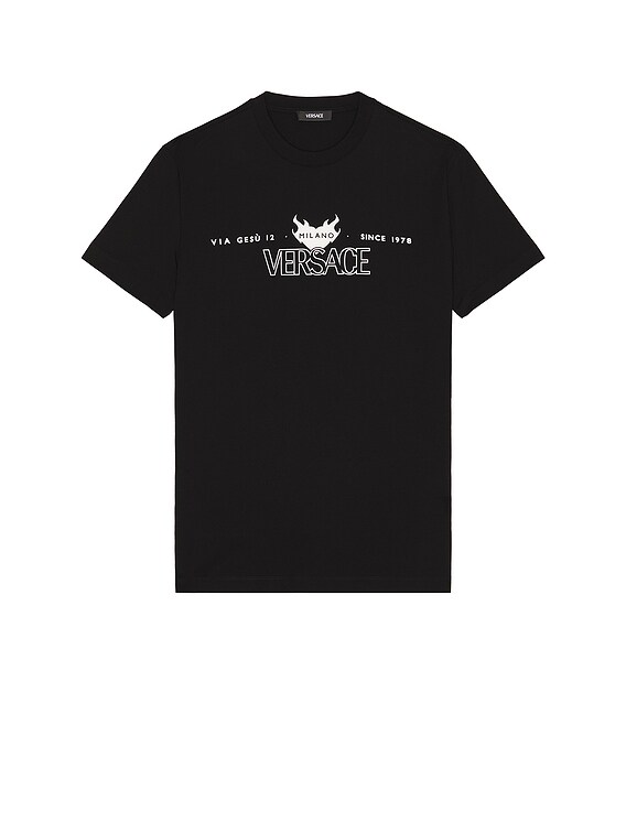 【送料&関税込】Versace T-shirt With Front Print VERSACE Versace Logo Print T-Shirt in Black | FWRD