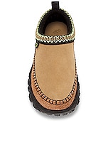 UGG Venture Daze in Sand & Black, view 4, click to view large image.