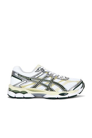 Asics Gel-Cumulus 16 Sneaker in White,Metallic Silver