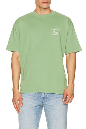 Drôle De Monsieur Le T-Shirt Slogan Calligraphy in Green