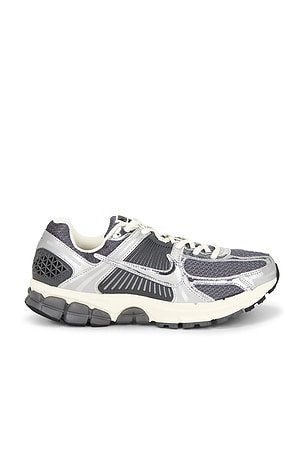 Nike Zoom Vomero 5 in Black