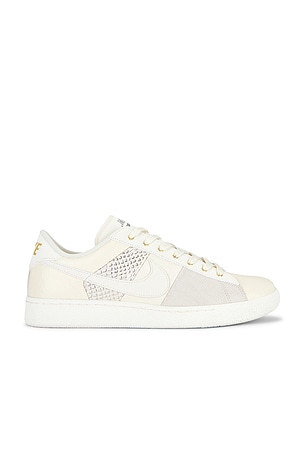 Nike Tennis Classic Cs Prm Wtch Bnd in Ivory