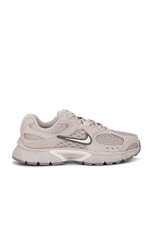 Nike V5 RNR Sneaker in Cream